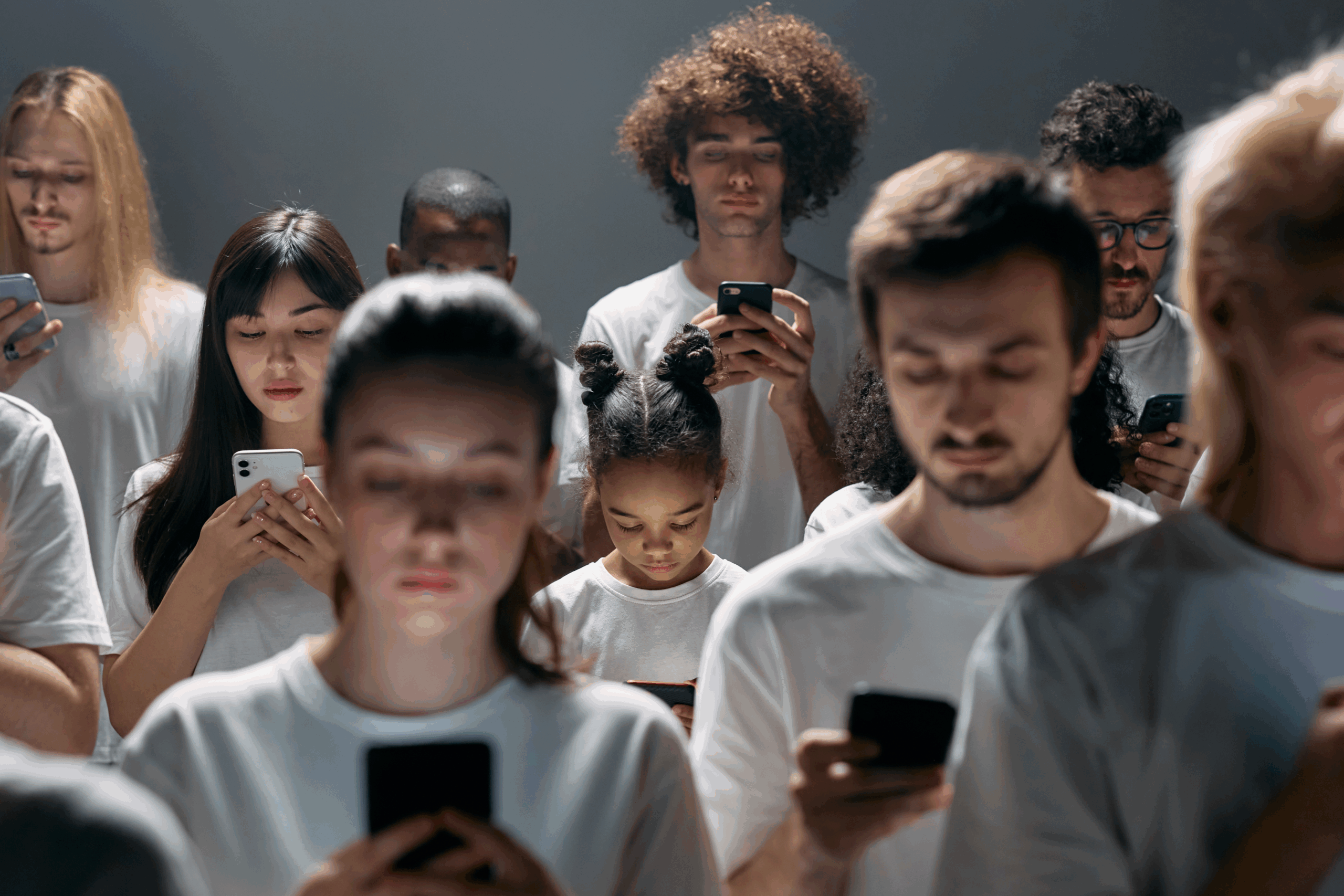 A era da distração: como o excesso de informação está moldando uma nova forma de controle social